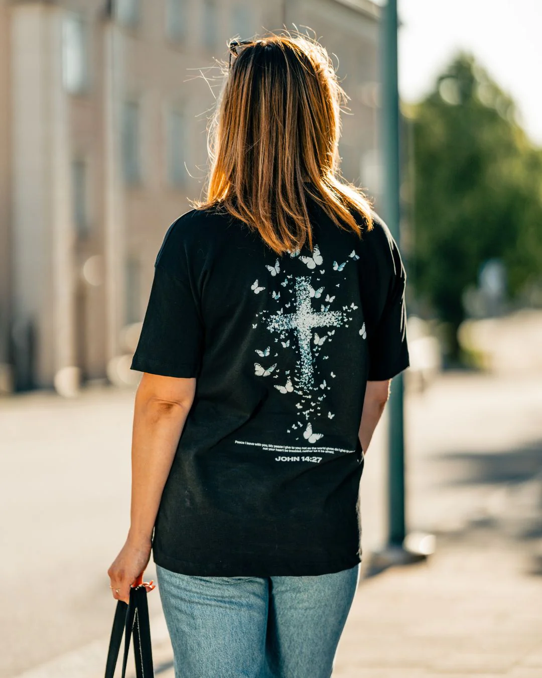 John 14:27 'Butterfly Cross' Women’s Oversized T-Shirt - Image 7