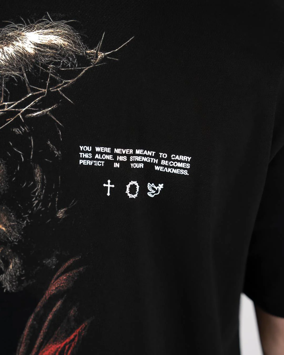 Joshua 1:9 'Never Alone' Women’s Oversized T-Shirt - Image 4